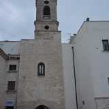 Ci spostiamo ora in via Venezia, la panoramica strada della Muraglia. Qui � ancora visibile il campanile barocco unico elemento superstite della seicentesca Santa Maria Annunziata. Si eleva su una casa-torre situata nel cortile detto U' scaffuat, utilizzato da sempre dai bambini di Bari Vecchia come mini-stadio per giocare a pallone